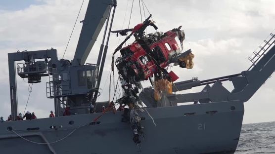 해군, "블랙박스, 보이스 레코드 장착된 추락 헬기 꼬리 부분 발견" 