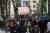 11월 4일(현지시간) 칠레 산티아고 시내 이탈리아 광장에 시위를 위해 모여드는 인파 가운데 한 노인이 ’젊은이들이여 고맙다“는 피켓을 들고 걷고 있다. [이광조 JTBC 촬영기자]