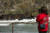 4일 나이아가라 폭포를 찾은 관광객이 아이언 스카우를 구경하고 있다.[AP=연합뉴스] 