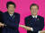 문재인 대통령과 아베 신조 일본 총리가 4일 태국 방콕의 임팩트 포럼에서 열린 역내포괄적경제동반자협정(RCEP) 정상회의에 참석해 각 국 정상들과 손을 잡고 기념촬영을 하고 있다. [뉴시스]