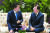  문재인 대통령과 아베 신조 일본 총리가 4일 오전(현지시간) 태국 방콕 임팩트포럼에서 열린 제21차 아세안+3 정상회의에 참석하기 전 사전 환담을 하고 있다. [사진 청와대]