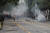 11월 4일(현지시간) 칠레 산티아고 시내 이탈리아 광장으로 향하는거리에서 쓰레기통과 벤치가 불타고 있다. [이광조 JTBC 촬영기자]