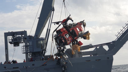 독도 헬기 사고 세번째 실종자, 무인잠수정 로봇팔이 인양
