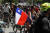 11월 3일(현지시간) 칠레 수도 산티아고 이탈리아 광장에서 자전거단체 시위대가 마푸체족의 깃발과 칠레 국기를 휘날리며 평등을 외치고 있다. [이광조 JTBC 촬영기자]