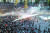 지난 1일 칠레 산티아고의 이탈리아 광장에서 &#34;대통령 하야&#34;를 외치는 시위대를 향해 경찰이 물대포와 최루가스를 쏘고 있다. [연합뉴스]