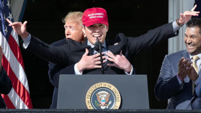 [사진] 트럼프, WS 우승 축하 포옹