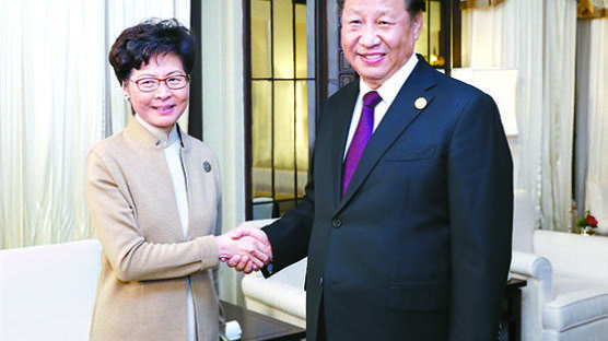 시진핑, 캐리람 만나 “흔들리지 말라”…홍콩 사태 관여해온 공안부장 배석