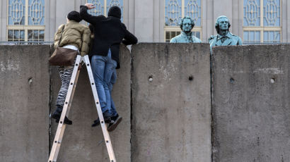 ‘마음의 벽 허물어야 진정한 통일’ 장벽 붕괴 30주년 맞는 베를린