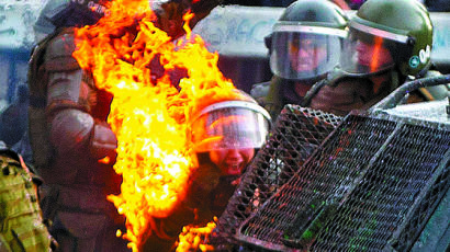 [사진] 혼돈의 칠레, 화염병 맞은 여자 경찰