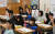 LG가 지원한 공기청정기가 설치된 경기도 파주시 문산동초등학교 1학년 교실에서 학생들이 수업을 받고 있다. [사진 LG]