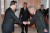 김대중대통령이 1999년 3월4일 청와대에서 김한길 신임 정책기획수석에게 임명장을 수여하고 있다. [청와대사진기자단]