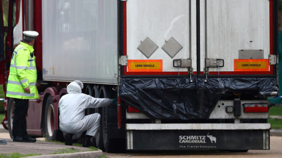 英경찰, 트럭 컨테이너서 또 밀입국 의심자 15명 발견…운전자 체포