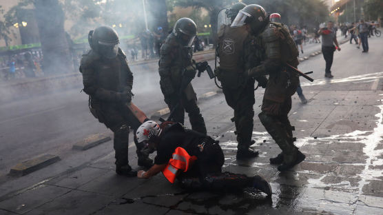 [서소문사진관]진압 경찰에 끌려가는 의료진, 칠레 시위 갈수록 격화