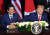 25일(현지시간)뉴욕에서 정상회담을 하고 있는 도널드 트럼프 미국 대통령과 아베 신조 일본 총리. [AFP=연합뉴스] 