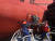 미 해양경비대는 9일(현지시간) 미 남동 해안에서 전도된 자동차 운반선 골든레이호에서 한국인 선원 4명에 대한 구조작업을 벌이는 모습을 트위터로 공개했다. [미 해안경비대 트위터 캡처] 