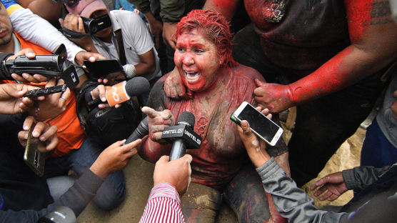 혼돈의 볼리비아···女시장 끌어내 머리카락 자르고 붉은 페인트칠