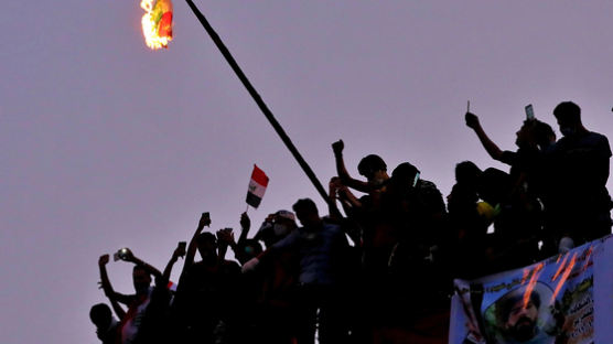 이라크 반정부 시위대는 왜 옆나라 이란의 국기를 불태우나 