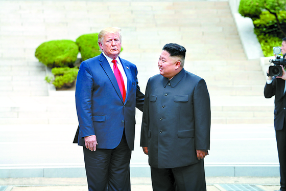 지난 6월 30일 판문점에서 만난 트럼프 대통령(왼쪽)과 김정은 위원장. [청와대사진기자단]