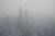 지난 9월 13일 말레이시아 쿠알라 룸푸르 하늘이 짙은 연무로 덮여 있다. 이웃 인도네시아 산불로 인해 발생한 연무를 없애기 위해 말레이시아 당국은 인공 강우를 진행하기도 했다. [AP=연합]