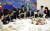문재인 대통령과 각 정당 대표를 비롯한 대변인들이 7월 18일 오후 청와대 본관 인왕실에서 합의문에 대해 논의하고 있다. [청와대사진기자단]