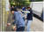 서울시가 운영하는 집수리 아카데미의 수강생들이 페인트 실습을 하고 있다.［사진 서울시] 