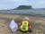 지난 5월 광치기 해변에서 한 어린이가 쓰레기를 줍고 있다. [사진 세이브제주바다]