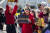 지난달 워싱턴에서 시위 중인 제인 폰다. 빨간 코트에 까만 베레모는 그의 상징이 됐다. [AP=연합뉴스]