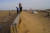 몽골·중국 국경도시 자민우드의 철도역 담장. 사막에서 날아온 모래가 쌓여 언덕을 이루고 있다. 강찬수 기자