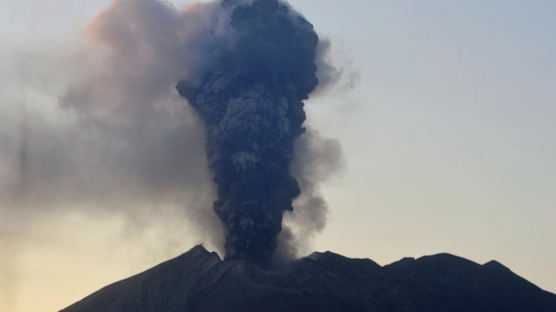[서소문사진관]5500m까지 치솟은 화산연기, 日규슈 사쿠라지마 분화