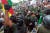 경찰 특수작전 전술부대원 (UTOP)들이 9일 라파스시 아마스 광장에서 행진하고 있다. [AFP=연합뉴스]