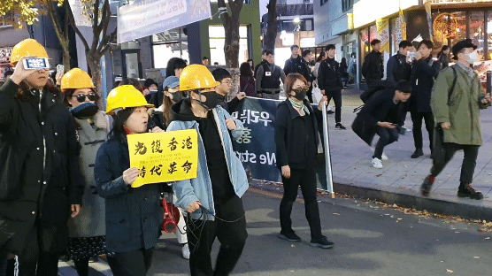홍대 거리에 등장한 '노란 헬멧'…"홍콩 민주화 지지 부탁"
