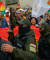 반정부 시위에 동참 한 경찰관들이 9 일 볼리비아 라파스에서 시민들의 박수를 받으며 행진하고 있다. [AFP=연합뉴스]