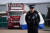 베트남 출신 39명이 영국으로 밀입국하기 위해 탑승한 냉동컨테이너 화물 트럭을 경찰이 지키고 있다. [AFP=연합뉴스]