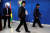 모랄레스 볼리비아 대통령이 9일 엘알토에서 알바로 가르시아 리네 라 부총재와 디에고 패리 외무 장관과 함께 기자 회견을 마친 뒤 퇴장하고 있다. [AP=연합뉴스]