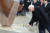 프랑크-발터 슈타인마이어 독일 대통령이 베를린 장벽 30주년 기념식에서 꽃을 놓고 있다. [신화=연합뉴스]