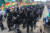 반정부 시위 중심지 산타크루스 경찰들이 9일 (현지시간) 시위대의 환호를 받으며 행진하고 있다. [EPA=연합뉴스]