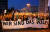 지난 8월 25일 독일의 옛 동독지역인 작센주 켐니츠에서 벌어진 극우파 사위에서 참가자들이 베를린 장벽이 무너진 1989년 당시 등장햇던 구호인 &#39;우리가 국민이다&#39;가 적힌 현수막을 들고 행진하고 있다. [로이터]연합뉴스] 