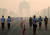 지난해 11월 18일 아침 하프 마라톤대회가 열린 인도 뉴델리 시가지가 스모그로 덮여있다. [로이터=연합]