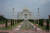타지마할은 무굴제국의 황제 샤자한이 15번째 아이를 출산하다가 사망한 왕비 뭄타즈 마할을 기리기 위해 야무나 강변에 만든 건축물이다. 1631년부터 22년간 이어진 대공사 끝에 탄생한 이 묘지는 1983년 유네스코 세계문화유산으로 지정됐다. [사진 한용수]