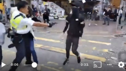 가슴 총 맞은 뒤 그대로 쓰러졌다···홍콩 경찰, 또 실탄 발사