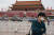 중국 베이징 천안문 광장에서 한 시민이 마스크를 쓰고 있다. [사진 유선욱]