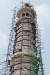 타지마할을 둘러싼 4개의 흰색 타워 중 하나는 보수 작업을 위해 설치한 작업용 철 구조물로 둘러싸여 있다. 플라스틱통과 걸레를 든 인부들은 이 철 구조물 위에서 타지마할 외벽 얼룩 제거 작업을 진행하고 있다. [사진 한용수]