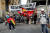 볼리비아 반정부 시위대가 10일(현지시간) 수도 라파스의 거리에서 플래카드와 볼리비아 국기를 들고 시위를 하고 있다.[AP=연합뉴스]