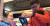 지난 8일 중국 상하이 번화가 난징둥루에 있는 삼성전자 플래그십 매장에서 고객이 갤럭시 폴드를 살펴보고 있다. [상하이=연합뉴스]