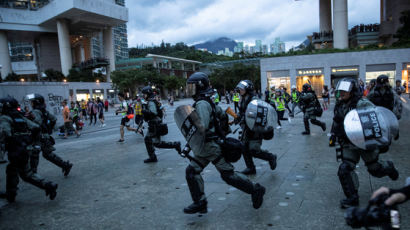 경찰은 실탄 사격, 시위대는 친중 남성에 방화…과격해진 홍콩 사태 