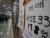 서울 송파구의 한 공인중개사 사무소에 아파트 매매 전단지가 붙어 있다. 사진은 기사 내용과 관계 없음. [뉴스1]