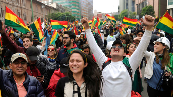 [서소문사진관] 볼리비아 모랄레스 대통령 결국 사임, 국민들은 거리로 나와 환호