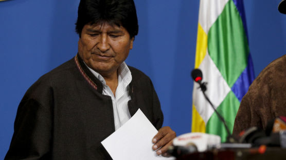 경찰도 등돌리자…굴복한 볼리비아 대통령 “선거 다시하자”