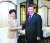 시진핑 중국 국가주석(오른쪽)이 4일(현지시간) 상하이에서 캐리 람 홍콩 행정장관을 만나 악수하고 있다. 시 주석은 경질설이 나돌던 람 장관에 대한 재신임 의사를 밝혔다. [신화통신] 