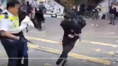 [속보] 홍콩 시위현장서 참가자, 경찰이 쏜 실탄 맞아 쓰러져